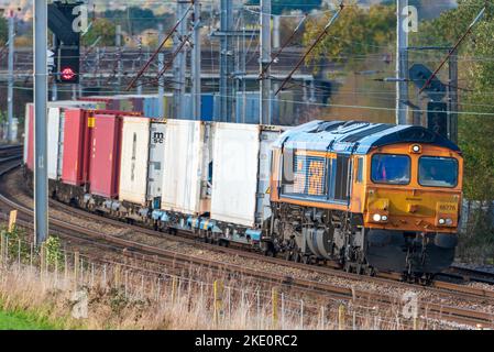 Die Diesel-Elektroschreck-Lokomotive der Baureihe 66 heißt Joanee von GBRF, die Fracht in Winwick schleppt. Stockfoto