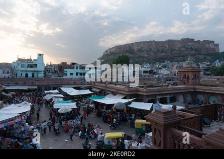 Jodhpur, Rajasthan, Indien - 16.10.2019 : Blick von oben, berühmter Sardar Markt und Ghanta Ghar Uhrenturm mit Mehrangarh Fort im Hintergrund. Stockfoto