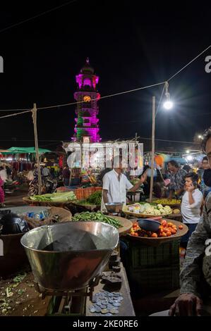 Jodhpur, Rajasthan, Indien - 18.10.2019 : Gemüseverkäufer, der grünes Gemüse auf dem berühmten Sardar Market und Ghanta ghar Clock Tower in Jodhpur, Raj verkauft Stockfoto