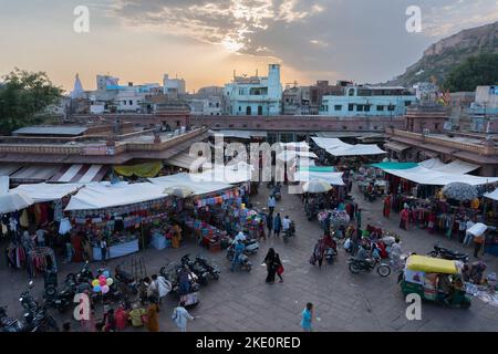 Jodhpur, Rajasthan, Indien - 16.10.2019 : Blick von oben, berühmter Sardar Markt und Ghanta Ghar Uhrenturm mit Mehrangarh Fort im Hintergrund. Stockfoto