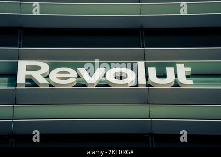 Logo des Unternehmens Revolut auf dem modernen Bürogebäude in Vilnius, Litauen, am 09. November 2022. Revolut ist ein britisches Finanztechnologieunternehmen Stockfoto