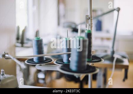 Fadenspulen an der Nähmaschine in der Werkstatt Stockfoto