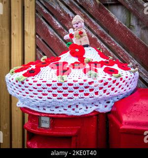 Troon, Großbritannien. 09.. November 2022. Dekorative Häkelarbeit für den Gedenktag mit einem Soldaten, einem Kreuz und Mohnblumen auf der Post Box in Long Drive, Barassie, Troon, Ayrshire, Schottland, Großbritannien Kredit: Findlay/Alamy Live Nachrichten Stockfoto