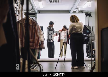 Männlich Design professionelle Unterstützung Mode-Modell während Fotoshooting im Studio Stockfoto