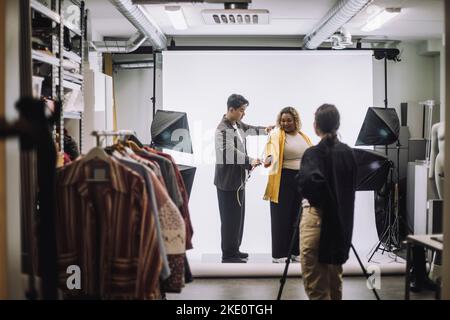 Männlich Design professionelle Messung Jacke von Mode-Modell während Fotoshooting im Studio Stockfoto