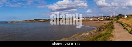 Der Sandstrand vor dem Jahrmarkt auf Barry Island, South Wales, aufgenommen am 21.. Juli 2022. Stockfoto