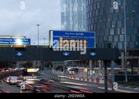 Mancunian Way Manchester, Großbritannien. Autobahn Verkehr Stadtzentrum Unterführung. Lange Belichtung mit Unschärfe der Fahrzeugbeleuchtung. M57 Ringstraße zur Hauptverkehrszeit mit Gantry. Stockfoto