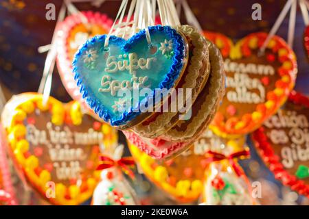 Deutsche Lebkuchenherzen, Weihnachtsmarkt im Hauptbahnhof Zürich, Schweiz Stockfoto