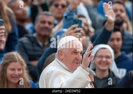 Rom, Italien. 09.. November 2022. Italien, Rom, Vatikan, 22/11/09 . Papst Franziskus begrüßt die Menge der Gläubigen, als er zu seiner wöchentlichen Generalaudienz auf dem Petersplatz kommt.Italia, Roma, Vaticano, 22/11/09 . Papa Francesco saluta la folla di fedeli all'arrivo dell'udienza generale settimanale auf der Piazza San Pietro. Foto von Massimiliano MIGLIORATO/Catholic Press Bildnachweis: Independent Photo Agency/Alamy Live News Stockfoto