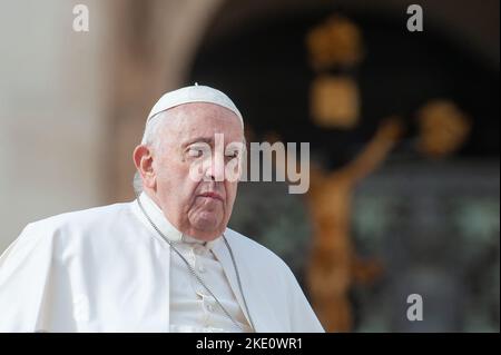 Rom, Italien. 09.. November 2022. Italien, Rom, Vatikan, 22/11/09 . Papst Franziskus verlässt die Kirche am Ende der wöchentlichen Generalaudienz auf dem Petersplatz.Italia, Roma, Vaticano, 22/11/09 . Papa Francesco esce al termine dell'udienza generale settimanale auf der Piazza San Pietro. Foto von Massimiliano MIGLIORATO/Catholic Press Bildnachweis: Independent Photo Agency/Alamy Live News Stockfoto