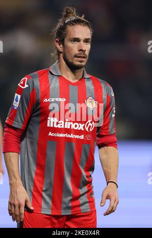Cremona, Italien, 8.. November 2022. Michele Castagnetti von US Cremonese schaut während des Serie-A-Spiels im Stadio Giovanni Zini, Cremona, nach. Bildnachweis sollte lauten: Jonathan Moscrop / Sportimage Stockfoto