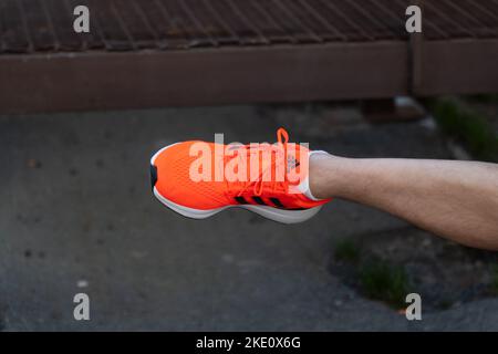 Tjumen, Russland-03. Mai 2022: Adidas Sportschuh. Adidas ist ein deutsches Unternehmen, das Kleidung und Accessoires entwirft. Selektiver Fokus Stockfoto