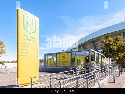 Eingang des offiziellen Geschäfts des Fußballvereins des FC Nantes vor dem Stadion La Beaujoire in Nantes, Frankreich. Stockfoto