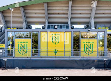 Vorderansicht des offiziellen Geschäfts des Fußballvereins FC Nantes vor dem Stadion von La Beaujoire in Nantes, Frankreich. Stockfoto