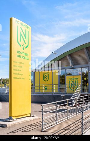 Eingang des offiziellen Geschäfts des Fußballvereins des FC Nantes vor dem Stadion La Beaujoire in Nantes, Frankreich. Stockfoto