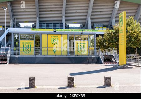 Vorderansicht des offiziellen Geschäfts des Fußballvereins FC Nantes vor dem Stadion von La Beaujoire in Nantes, Frankreich. Stockfoto