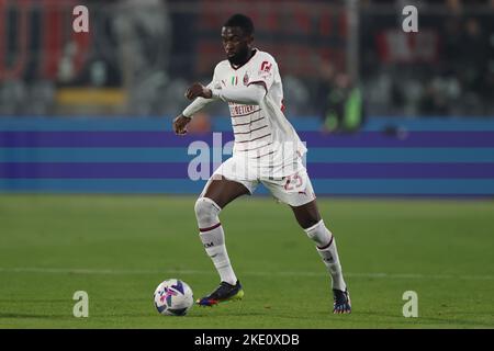 Cremona, Italien, 8.. November 2022. Fikayo Tomori von AC Mailand während des Serie-A-Spiels im Stadio Giovanni Zini, Cremona. Bildnachweis sollte lauten: Jonathan Moscrop / Sportimage Stockfoto