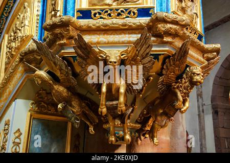 SELESTAT, FRANKREICH - 20. DEZEMBER 2015: Evangelisten in der Kirche des heiligen Glaubens als goldener geflügelter Löwe, Ochse und Adler dargestellt. Stockfoto