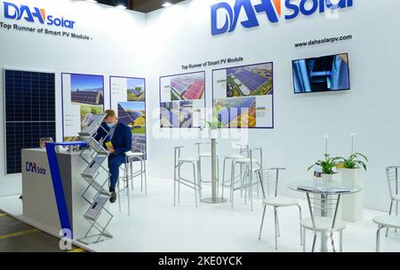 Stand von DAH Solar, dem Hersteller von intelligenten PV-Modulen, Manager Working. CISOLAR-Ausstellung. 21. Oktober 2021. Kiew, Ukraine Stockfoto