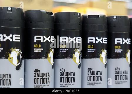 Tjumen, Russland-30. Juni 2022: AX-Gold-Deodorants in einem Supermarkt. Selektiver Fokus Stockfoto