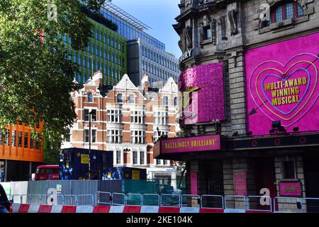 das historische Shaftesbury Theatre an der Shaftesbury Avenue im Londoner West End - England Stockfoto