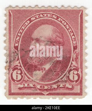 USA - 1890: Eine braun-rote Briefmarke mit 6 Cent, die das Porträt von James Abram Garfield, dem Präsidenten der Vereinigten Staaten von 20., darstellt, das vom 4. März 1881 bis zu seinem Tod sechs Monate später diente, zwei Monate nachdem er von einem Attentäter angeschossen wurde. Er war Rechtsanwalt und General des Bürgerkriegs und diente neun Amtszeiten im Repräsentantenhaus und war das einzige sitzende Mitglied des Repräsentantenhauses, das zum Präsidenten gewählt wurde. Vor seiner Kandidatur für das Weiße Haus war er von der Ohio-Generalversammlung in den US-Senat gewählt worden, eine Position, die er ablehnte, als er zum Präsidenten gewählt wurde Stockfoto
