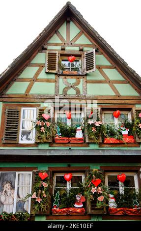 SELESTAT, FRANKREICH - 20. DEZEMBER 2015: Weihnachtsdekoration in Selestat. Selestat mit seinen schönen bemalten Häusern liegt an der elsässischen Weinstraße Stockfoto