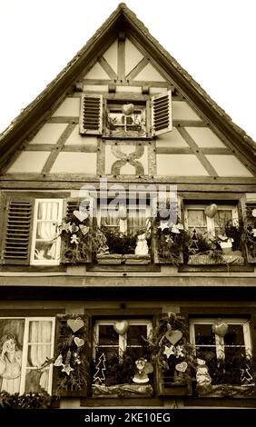 SELESTAT, FRANKREICH - 20. DEZEMBER 2015: Weihnachtsdekoration in Selestat. Selestat mit seinen schönen bemalten Häusern liegt im Elsass. Sepia-Foto Stockfoto