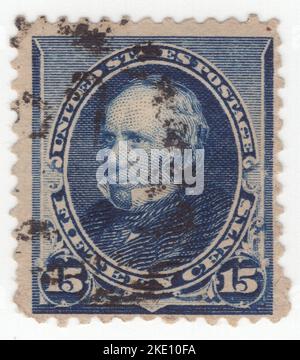 USA - 1890: Eine 15 Cent Indigo-Briefmarke, die das Porträt von Henry Clay Sr., einem amerikanischen Anwalt und Staatsmann, darstellt, der Kentucky sowohl im US-Senat als auch im Repräsentantenhaus vertrat. Er war der Sprecher des siebten Repräsentantenhauses sowie der neunte Staatssekretär, der auch bei den Präsidentschaftswahlen 1824, 1832 und 1844 Wahlstimmen für den Präsidenten erhielt. Er half dabei, sowohl die National Republican Party als auch die Whig Party zu gründen. Für seine Rolle bei der Entschärfung von Sektionskrisen erhielt er die Bezeichnung „großer Versöhnler“ und war Teil des „Großen Triumviraten“ der Kongressabgeordneten Stockfoto