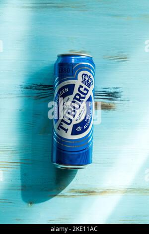 Tjumen, Russland-02. August 2022: Alkoholfreie Dose Tuborg-Bier. Tuborg ist ein dänisches Brauunternehmen, das 1873 gegründet wurde. Vertikales Foto Stockfoto