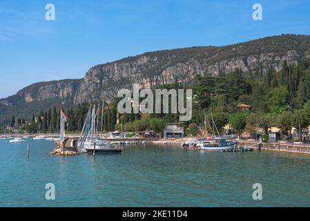 Beach Cafe Gardasee, Blick im Sommer auf das malerische Lido Garda Beach Cafe am Ufer in der Stadt Garda, Gardasee, Veneto, Italien Stockfoto