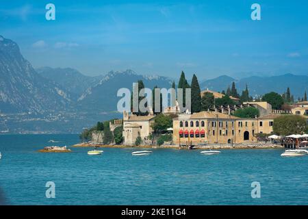 Punta San Vigilio Gardasee, Blick im Sommer auf das malerische Locanda Hotel und Taverna am See in Punta San Vigilio, Gardasee, Veneto, Italien Stockfoto