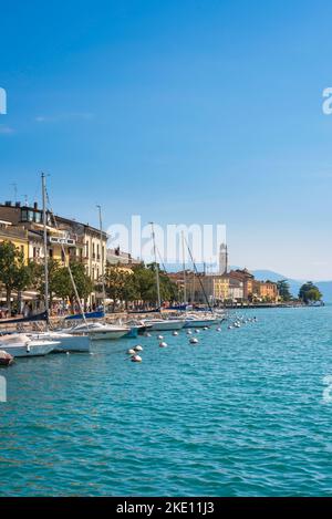 Salo Gardasee, Blick im Sommer auf die malerische Stadt am See von Salo auf der südwestlichen Seite des Gardasees, Lombardei, Italien Stockfoto