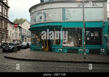 Ein türkisfarbenes Haus mit Glasfassade in Hamburg, Deutschland Stockfoto