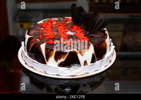 Nahaufnahme Bild Von Sweet Tasty Birthday Cake, Geschrieben Happy Birthday Amma Stockfoto