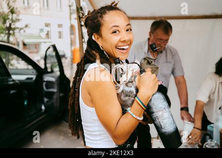 Seitenansicht Porträt einer glücklichen Frau beim Einkaufen auf dem Flohmarkt Stockfoto
