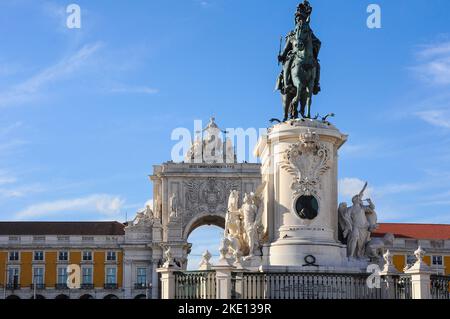 Majestätische Reiterstatue von König Joao I. auf Lissabons Plaza del Comercio Stockfoto