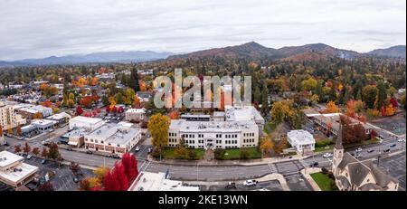 Gerichtsgebäude und Rathaus in Grants Pass, Oregon, Panorama-Drohne aufgenommen Stockfoto