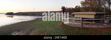 Fort Mott Waterfront am linken Ufer des Delaware River, Beobachtungsposten von Battery Arnold und Feuerkontrollturm, Pennsville Township, NJ, USA Stockfoto