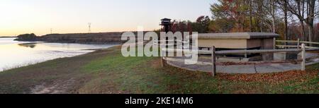 Fort Mott Waterfront am linken Ufer des Delaware River, Beobachtungsposten von Battery Arnold und Feuerkontrollturm, Pennsville Township, NJ, USA Stockfoto