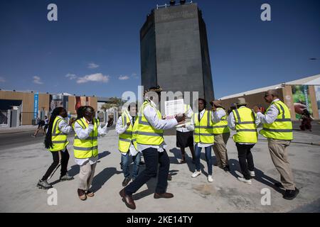 Sharm El Sheikh, Ägypten. 09.. November 2022. Aktivisten rufen Slogans während eines Protestes auf der UN-Klimakonferenz 2022 COP27. Kredit: Gehad Haddy/dpa/Alamy Live Nachrichten Stockfoto