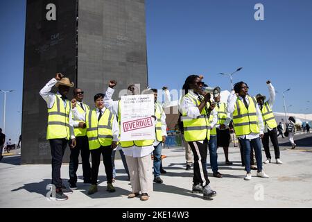Sharm El Sheikh, Ägypten. 09.. November 2022. Aktivisten rufen Slogans während eines Protestes auf der UN-Klimakonferenz 2022 COP27. Kredit: Gehad Haddy/dpa/Alamy Live Nachrichten Stockfoto