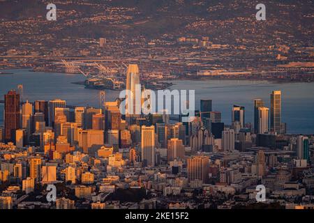 Downtown San Francisco bei Sonnenuntergang Luftaufnahmen Stockfoto