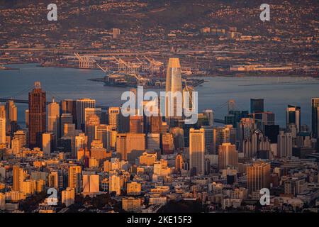Downtown San Francisco Skyline bei Sonnenuntergang Luftaufnahmen Stockfoto