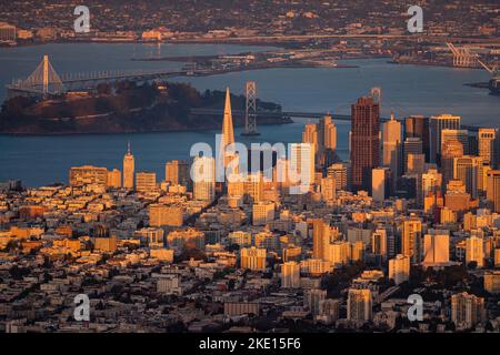 Downtown San Francisco Skyline bei Sunset Aerial Stockfoto