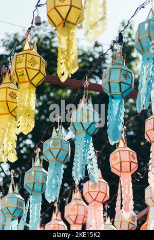 Bunte Papierlaternen Dekoration hängen in Loy Krathong Festival Stockfoto