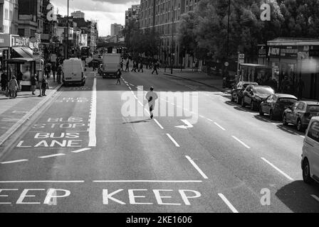 Mann, der in den Straßen von Cricklewood läuft Stockfoto