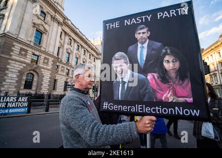 London, Großbritannien. 9. November 2022. Eine Anti-Regierung hält vor dem parlament Schilder mit Bildern von Rishi Sunak, Suella Braverman und Gavin Williamson, die nach Mobbing-Allegaitonen und der Forderung nach einer Parlamentswahl zurückgetreten sind. Kredit: amer ghazzal/Alamy Live Nachrichten Stockfoto