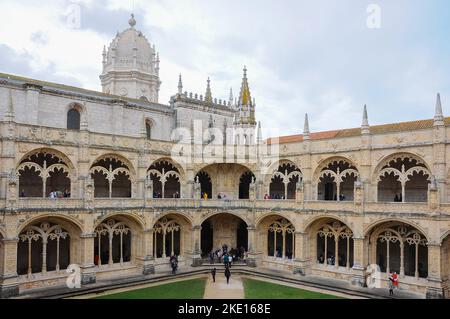 Dekorierte Arkaden im Kloster Jerónimos (Mosteiro dos Jerónimos) in Lissabon Stockfoto