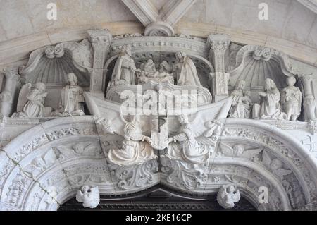 Krippe in einer Reliefskulptur am Haupteingang der Kirche Santa Maria. Kloster Jerónimos in Lissabon, Portugal Stockfoto